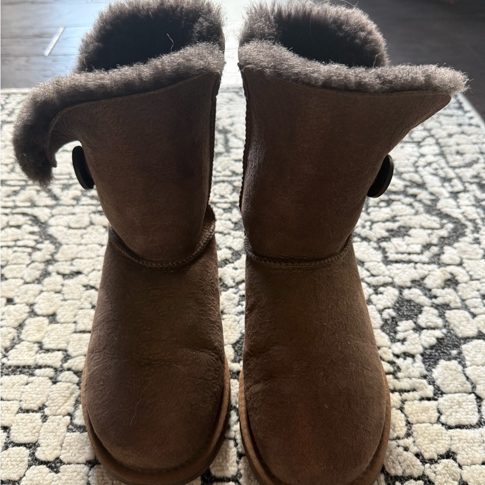 UGG Boots Womens Size 5 Suede Classic Bailey Button Metallic Bronze Logo Shimmer